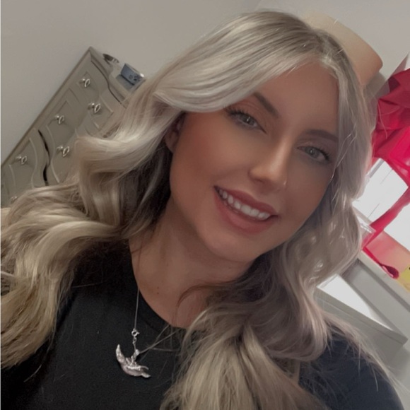 Meet your Posher, Tiffany - Picture 2 of 6